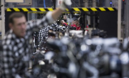 Przemysł tnie produkcję i zatrudnienie