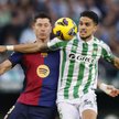 Robert Lewandowski i Marc Bartra w walce o piłkę podczas meczu Real Betis - FC Barcelona