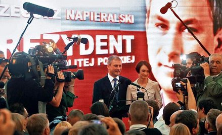 Grzegorz Napieralski (na zdjęciu z żoną podczas wieczoru wyborczego) ułożył listę pytań do obu kandy