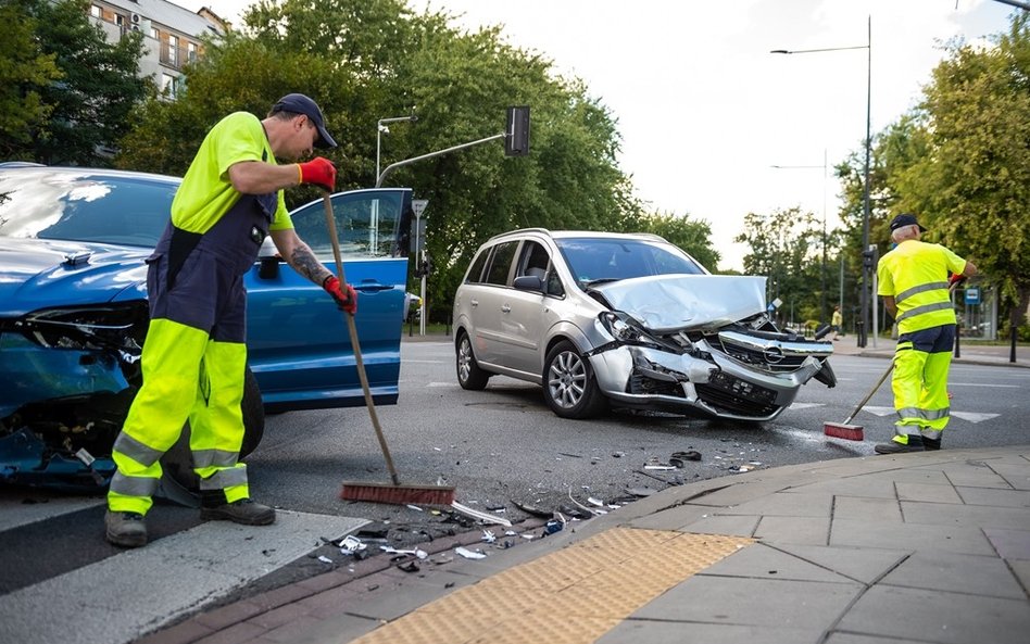 Dzikie wysypiska, połamane ławki i graffiti. 12,6 tys. interwencji w Warszawie