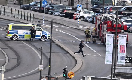 Sztokholm. Policyjni saperzy na starówce po doniesieniach o granacie na jednym z mostów