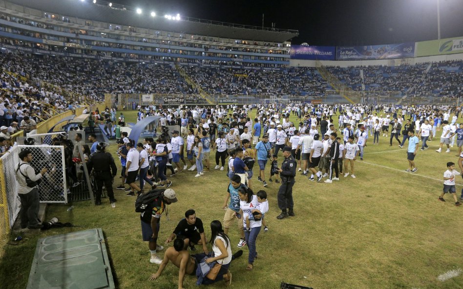 Kibice na stadionie Cuscatlán w Salwadorze w czasie trwania akcji ratunkowej po wybuchu paniki