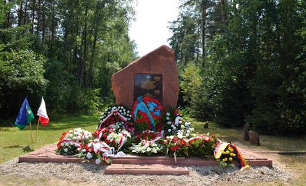 Tablica upamiętniająca zamordowanych w Treblince Romów i Sinti. W czwartek oddany zostanie hołd tym 