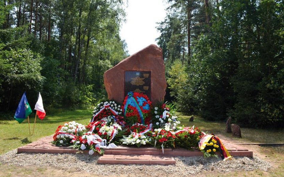 Tablica upamiętniająca zamordowanych w Treblince Romów i Sinti. W czwartek oddany zostanie hołd tym 