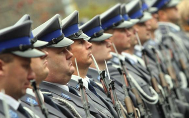 Żołnierze, policjanci i strażacy, którzy włożyli mundur przed 2013 r., mogą iść na emeryturę już po 