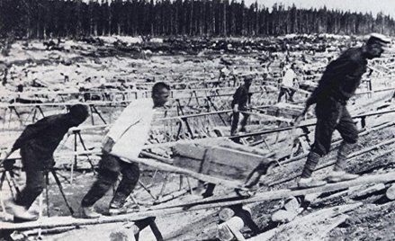 Symbolem komunistycznych zbrodni w ZSRR były gułagi, obozy pracy przymusowej. Na budowie Kanału Biał