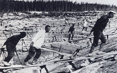 Symbolem komunistycznych zbrodni w ZSRR były gułagi, obozy pracy przymusowej. Na budowie Kanału Biał