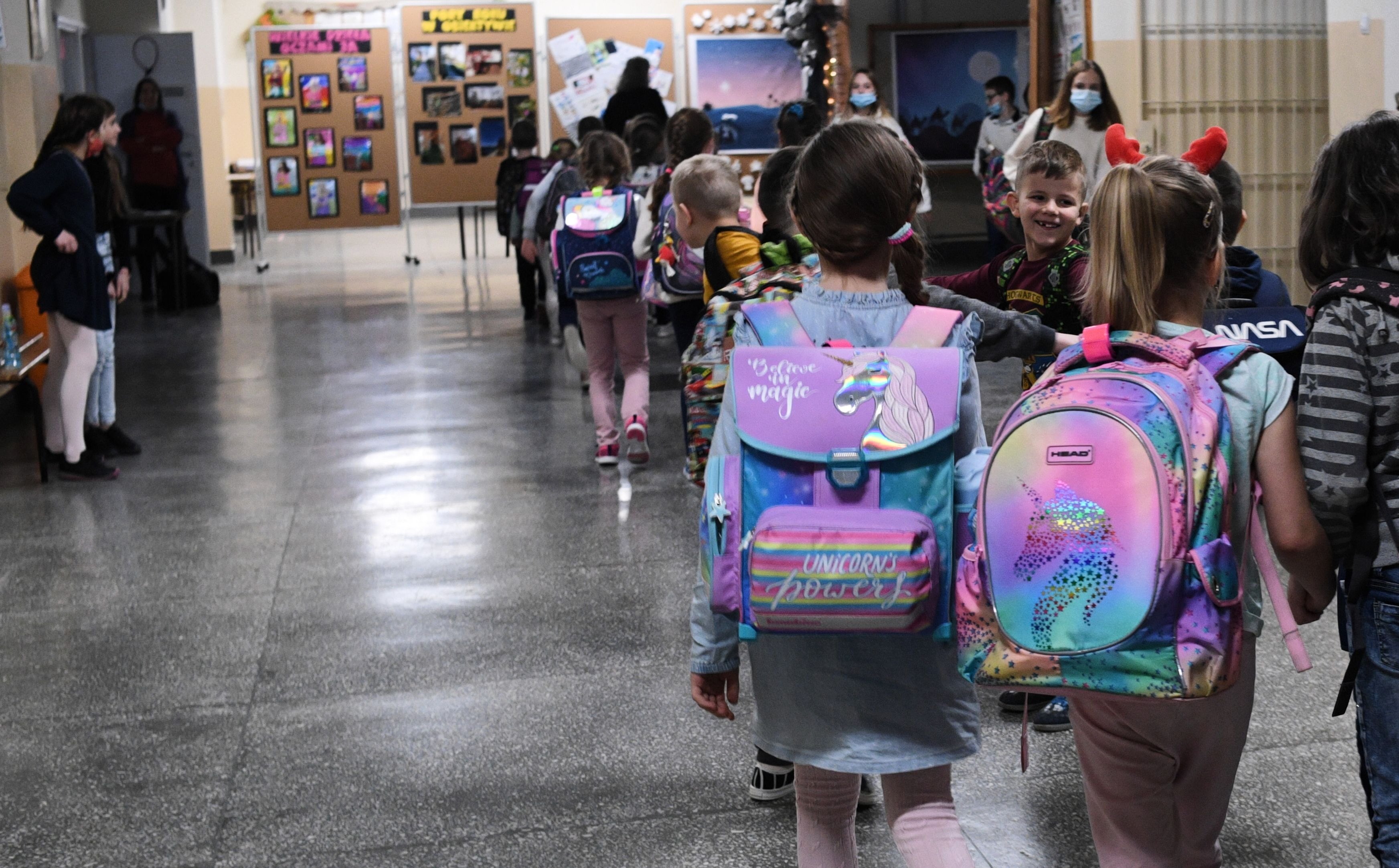 Poprawki w ustawie Kamilka. Rodzic na wycieczce i pani sprzątająca bez zaświadczeń