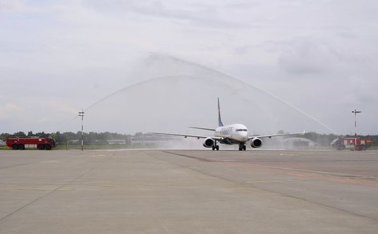 Samolot, który zabrał pasażerów na Kretę, powitany został salutem wodnym. Kolejne saluty powitalne j