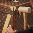 Kufer Trophy Trunk powstał w pracowni marki Louis Vuitton pod Paryżem.