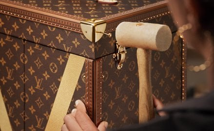 Kufer Trophy Trunk powstał w pracowni marki Louis Vuitton pod Paryżem.