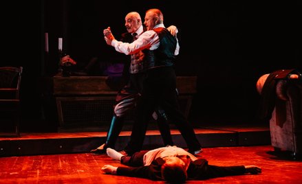 Eugeniusz (Jerzy Schejbal), Edek (Marcin Jędrzejewski) i martwy Artur (Paweł Krucz)