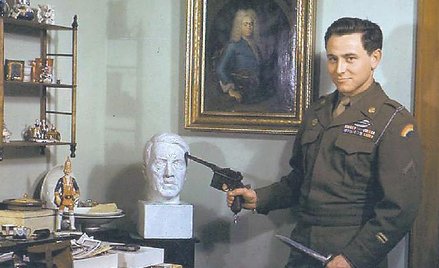 Amerykański żołnierz w zamku Fischhorn, na ścianie zrabowany z Muzeum Narodowego obraz