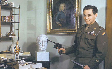 Amerykański żołnierz w zamku Fischhorn, na ścianie zrabowany z Muzeum Narodowego obraz