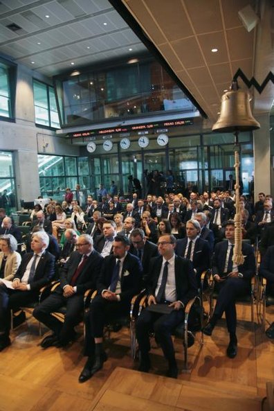 Uczestnicy kongresu, którzy wypełnili salę notowań GPW, wysłuchali wystąpienia premiera Mateusza Mor