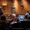 Jerome Powell rozmawia z doradcami przed złożeniem zeznań przed senacką Komisją Bankowości, Mieszkal