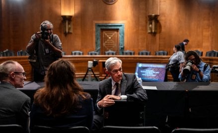 Jerome Powell rozmawia z doradcami przed złożeniem zeznań przed senacką Komisją Bankowości, Mieszkal