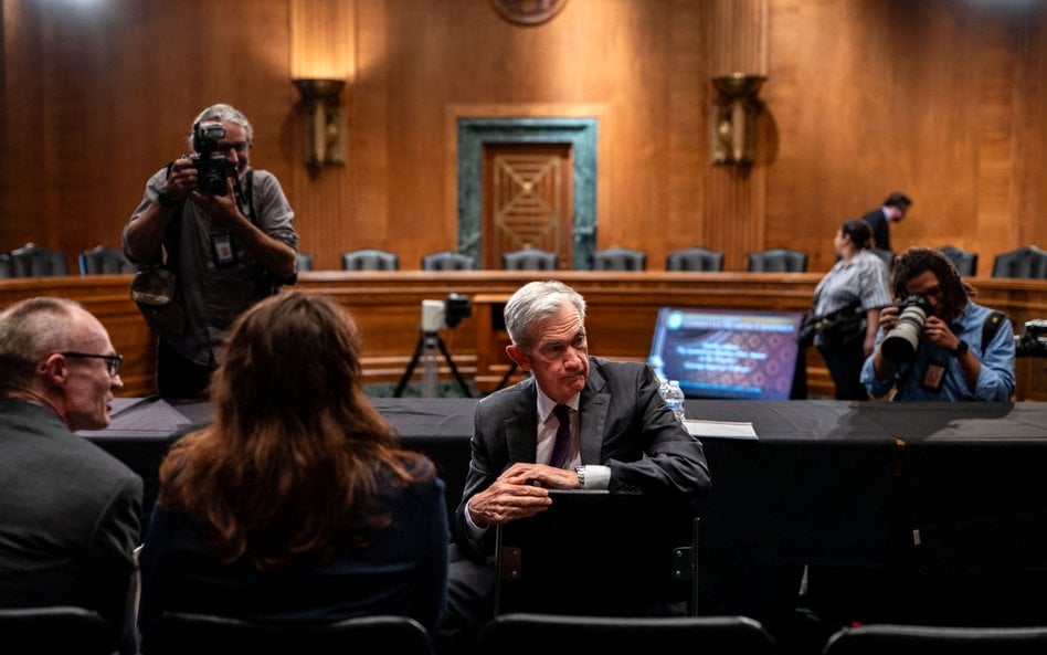 Jerome Powell rozmawia z doradcami przed złożeniem zeznań przed senacką Komisją Bankowości, Mieszkal