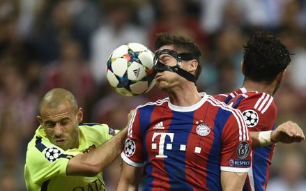 Robert Lewandowski walczący o piłkę podczas meczu Ligi Mistrzów Bayern Monachium vs FC Barcelona w M