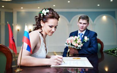 Region w Rosji zakazuje śmiechu podczas ślubów. I brudnych butów