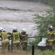Straż pożarna zabezpiecza rzekę workami z piaskiem w miejscowości Biały Dunajec