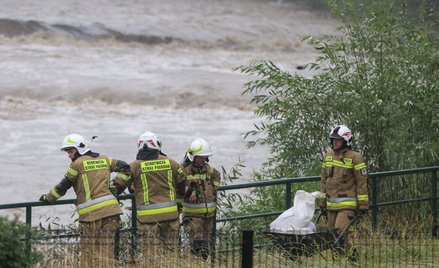 Straż pożarna zabezpiecza rzekę workami z piaskiem w miejscowości Biały Dunajec