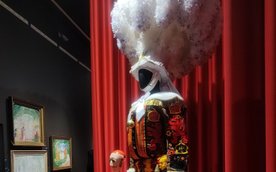 Strój Gilles z karnawału w Binche, który nosić mogą tylko mieszkańcy Binche podczas zapustowej parad