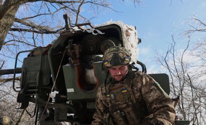 Ukraiński żołnierz przy haubicy Bohdana