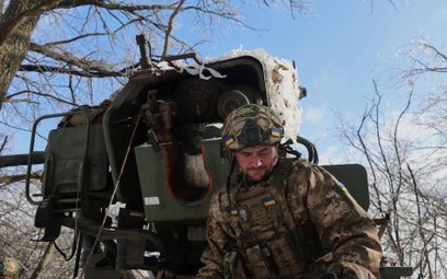 Ukraiński żołnierz przy haubicy Bohdana