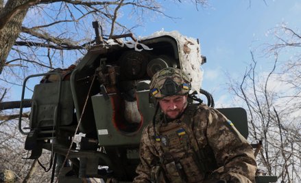 Ukraiński żołnierz przy haubicy Bohdana