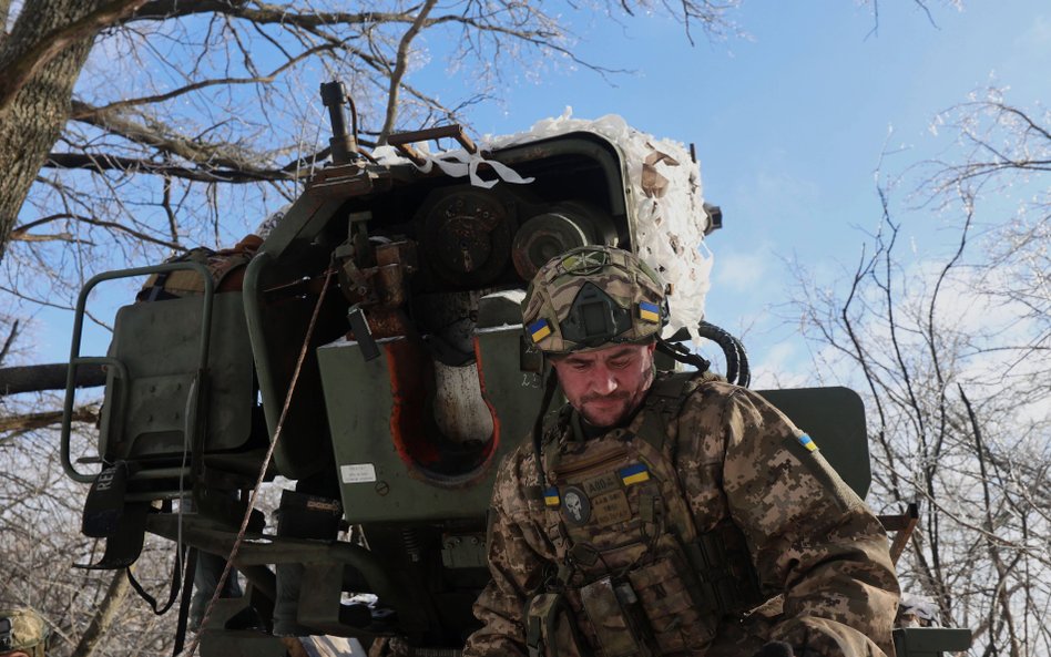 Ukraiński żołnierz przy haubicy Bohdana