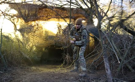 Ukraiński żołnierz strzela z haubicy M109 w kierunku rosyjskich pozycji w obwodzie zaporoskim
