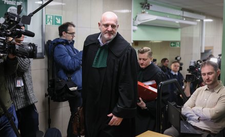 Obrońca Zbigniewa Ziobry Adam Gomoła (C) na korytarzu Sądu Rejonowego dla Warszawy-Mokotowa