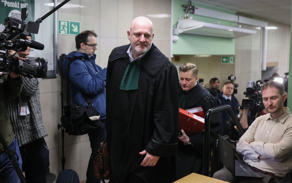 Obrońca Zbigniewa Ziobry Adam Gomoła (C) na korytarzu Sądu Rejonowego dla Warszawy-Mokotowa