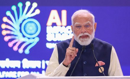 Premier Indii Narendra Modi na AI Impact Summit, który odbywał się w Nowym Delhi