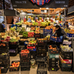 Świeże produkty na targu La Boqueria w Barcelonie, Hiszpania