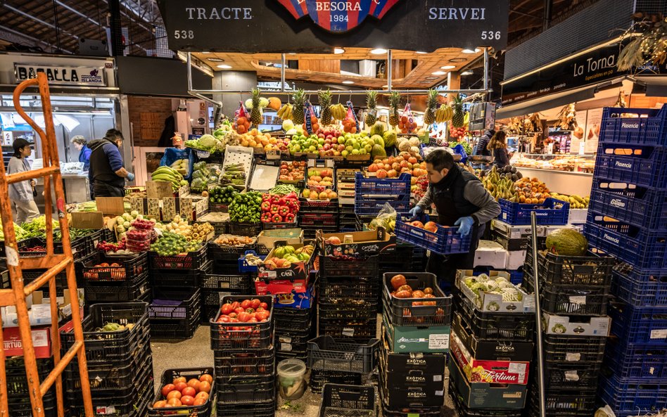 Świeże produkty na targu La Boqueria w Barcelonie, Hiszpania