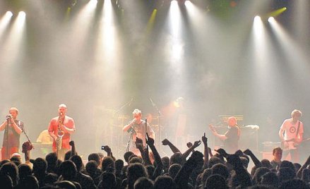 Kult i Kazik podczas koncertu w październiku 2004 r. w słynnej londyńskiej sali Astoria, gdzie wystę