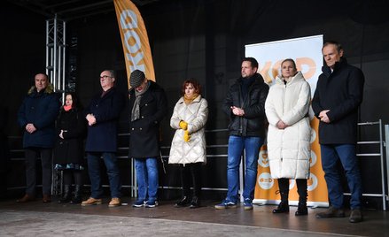 Politycy opozycji na scenie w czasie niedzielnego protestu przed Pałacem Prezydenckim