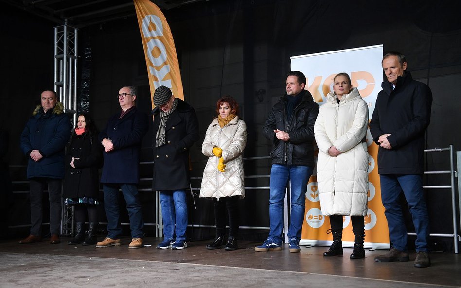 Politycy opozycji na scenie w czasie niedzielnego protestu przed Pałacem Prezydenckim