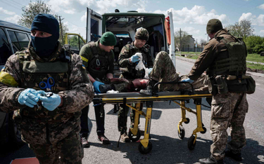 Ukraińcy opatrują rannego żołnierza