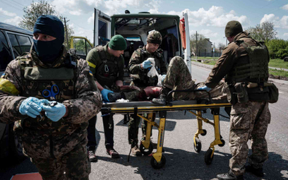 Ukraińcy opatrują rannego żołnierza