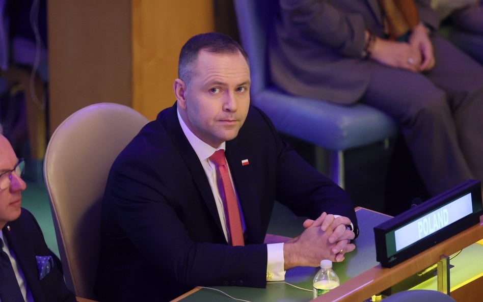 Prezydent RP Karol Nawrocki podczas uroczystości upamiętniającej 80. rocznicę utworzenia ONZ, w sied