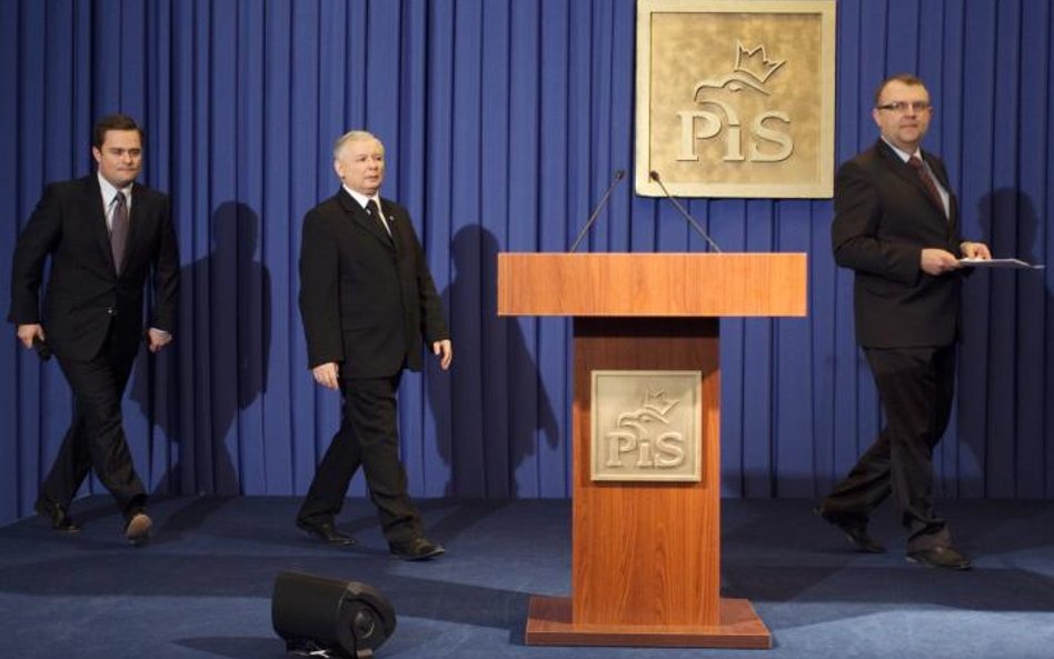 Z otoczenia Jarosława Kaczyńskiego dochodzą głosy, że Kazimierz Michał Ujazdowski (z prawej) może po
