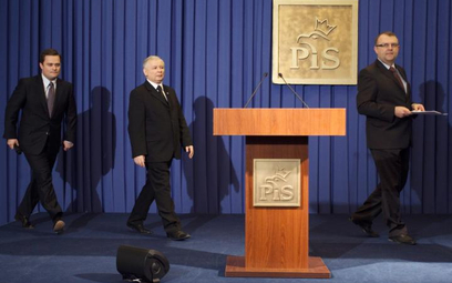 Z otoczenia Jarosława Kaczyńskiego dochodzą głosy, że Kazimierz Michał Ujazdowski (z prawej) może po