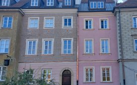 Elewacje kamienic po remoncie od strony Międzymurza