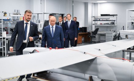 Władimir Putin w fabryce dronów w Petersburgu