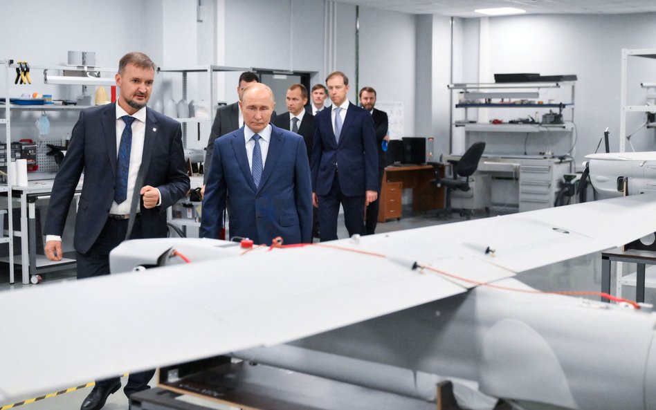 Władimir Putin w fabryce dronów w Petersburgu