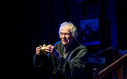 Spektakl „Conrad” rozgrywa się w Zakopanem. Tytułowy pisarz jest tam wyobcowany i egzotyczny jak Miś