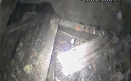 Wnętrze krypty w kościele pw. św. Mikołaja w Lesznie. Poszukiwania ułatwia specjalna kamera.